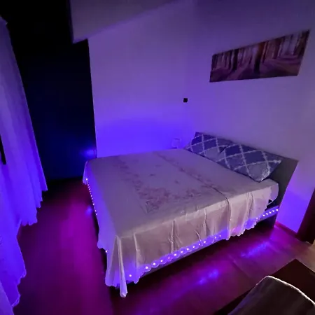 Al Centro E Vicina Al *